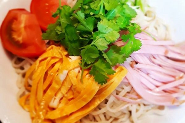 すだち果汁入りエスニック冷やし中華